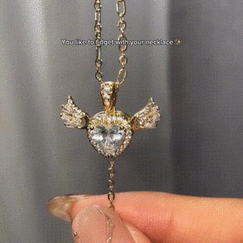Collar Con Inicial Y Alas De Cupido Animadas. Collar Personalizado Con Colgante De Inicial Y Alas Móviles. Divertido Colgante Cinético Con Inicial. Regalo De Navidad Para Ella. - 