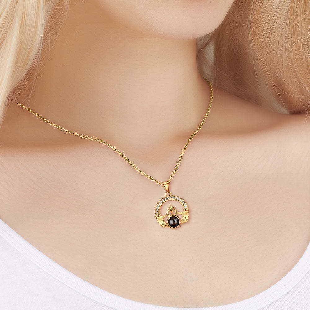 Collar De Proyección Personalizado Corona Con Ambas Manos Colgante Collar Regalo Para Ella - TuNombrecollar