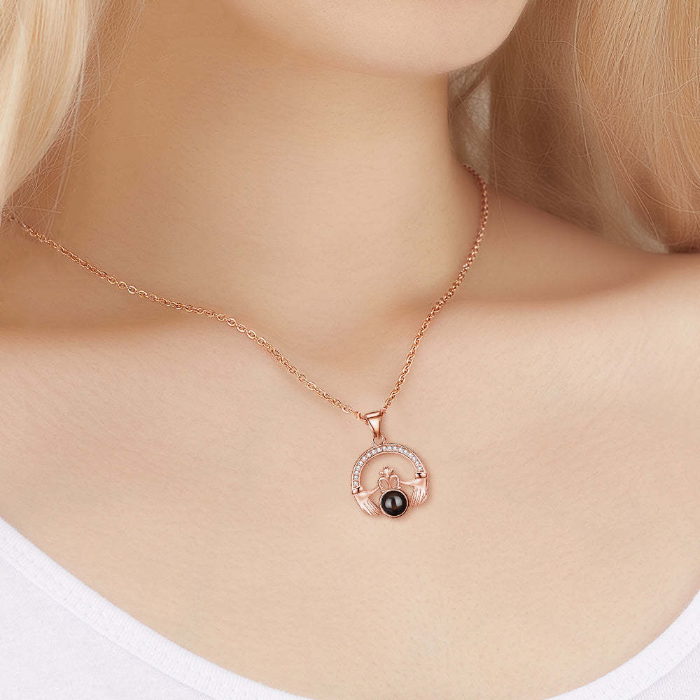 Collar De Proyección Personalizado Corona Con Ambas Manos Colgante Collar Regalo Para Ella - TuNombrecollar