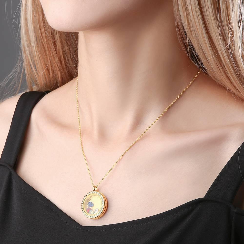 Collar personalizado de medallón flotante con grabado chapado en oro de 14 quilates