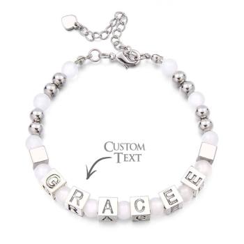 Pulsera Personalizada Con Cuentas Grabadas Y Piedras Lunares Blancas En Blanco De Ley - TuNombrecollar