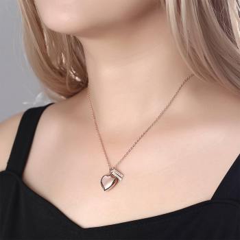 Collar Portafotos Corazón Con Dos Barras Grabadas Chapado En Oro Rosa
