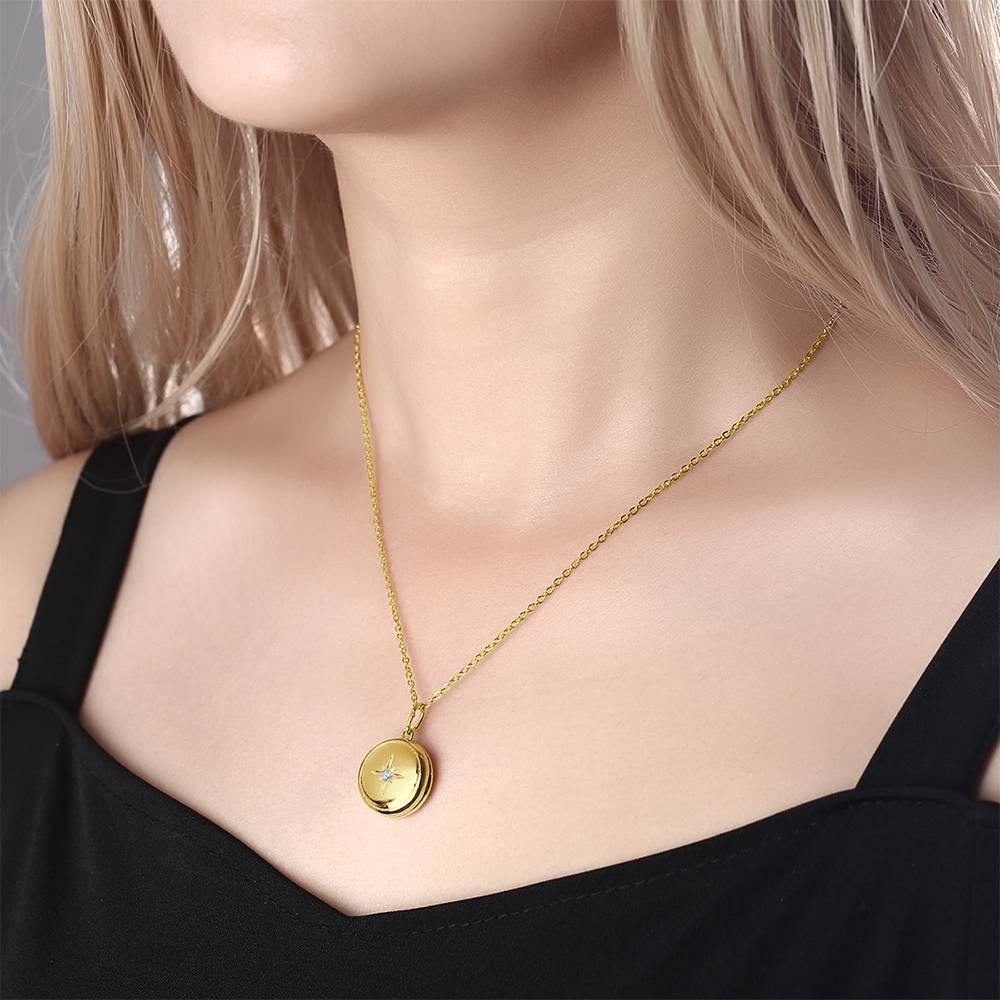 Collar Portafotos Con Impresión De Estrellas Ba?Ado En Oro 14K