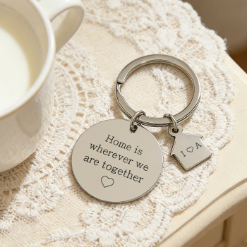 Llavero Personalizado Para Nuevo Hogar. Llavero Personalizado Para Parejas. El Hogar Está Dondequiera Que Estemos. Llavero Con Inicial Grabada Para Novio O Novia. - 