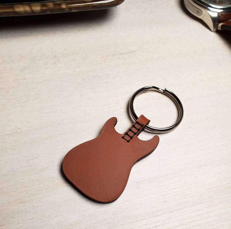 Llavero De Cuero Con Forma De Púa De Guitarra Y Código De Spotify Personalizado. Llavero De Cuero Con Nombre Personalizado. Regalo De Aniversario Para Él/ella. - 