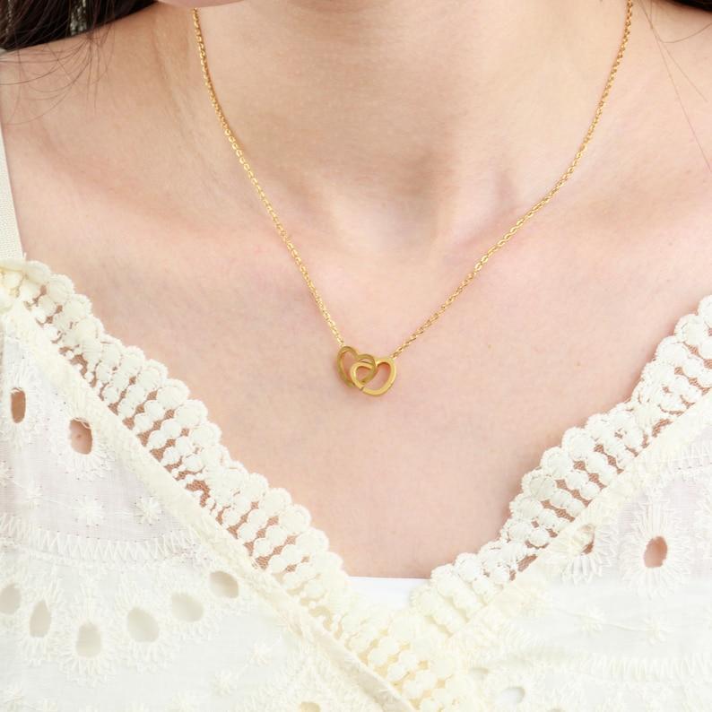 Dos Corazones, Un Collar. Collar De Corazón Con Nombre Grabado Personalizado. Collar De Amor Personalizado. Joyería De Dos Corazones Para Parejas. Regalo Para Ella. - 