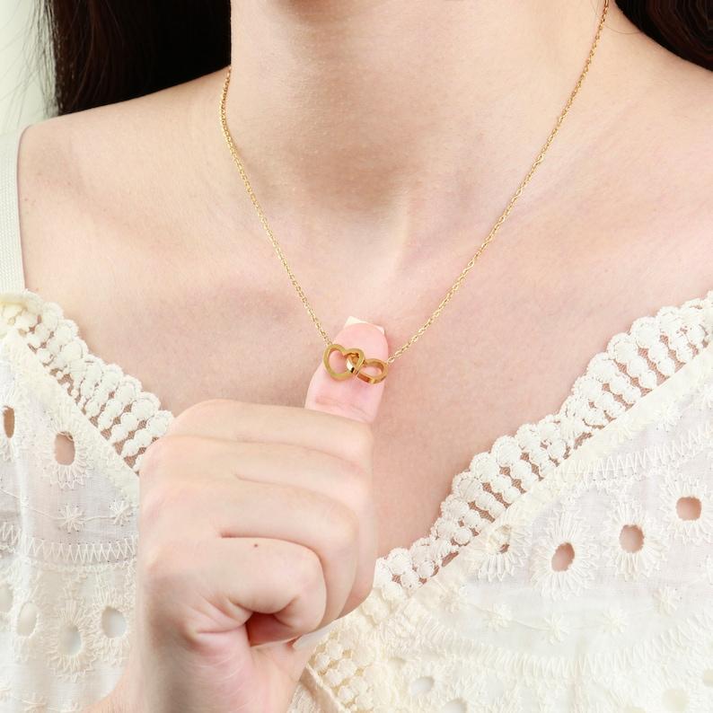 Dos Corazones, Un Collar. Collar De Corazón Con Nombre Grabado Personalizado. Collar De Amor Personalizado. Joyería De Dos Corazones Para Parejas. Regalo Para Ella. - 