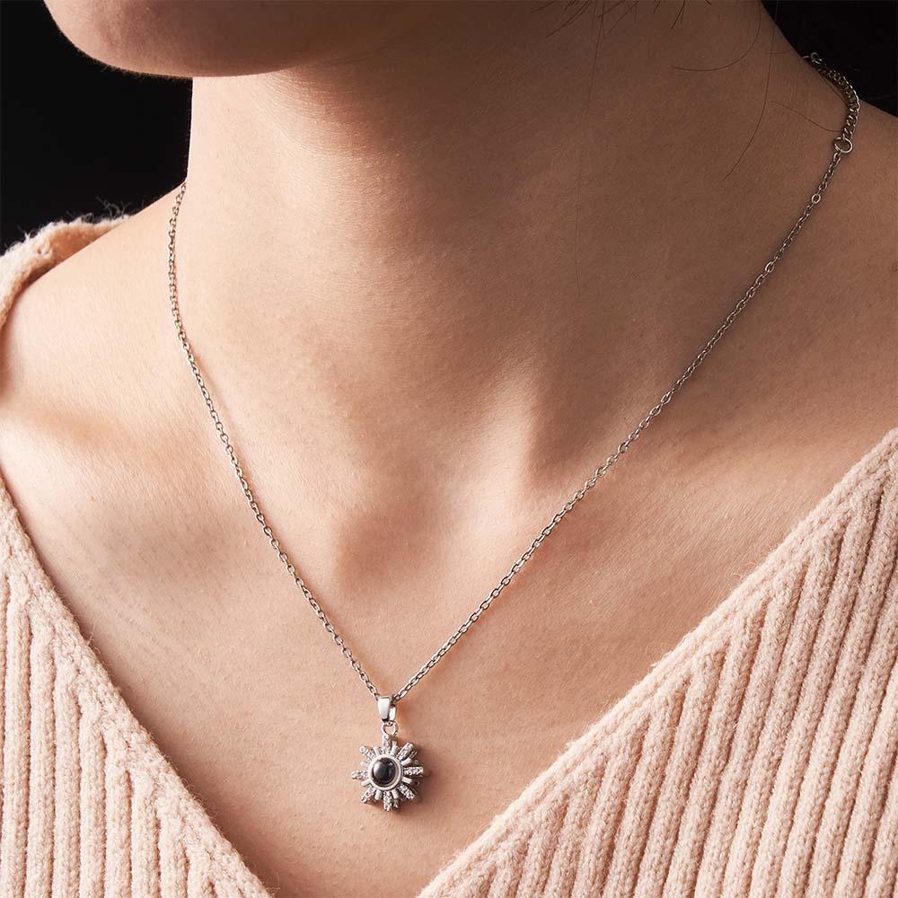 Collana Personalizzata Per Proiezione Di Foto Regali Per Coppie Di Diamanti Con Fiori Di Sole - tuacollananome