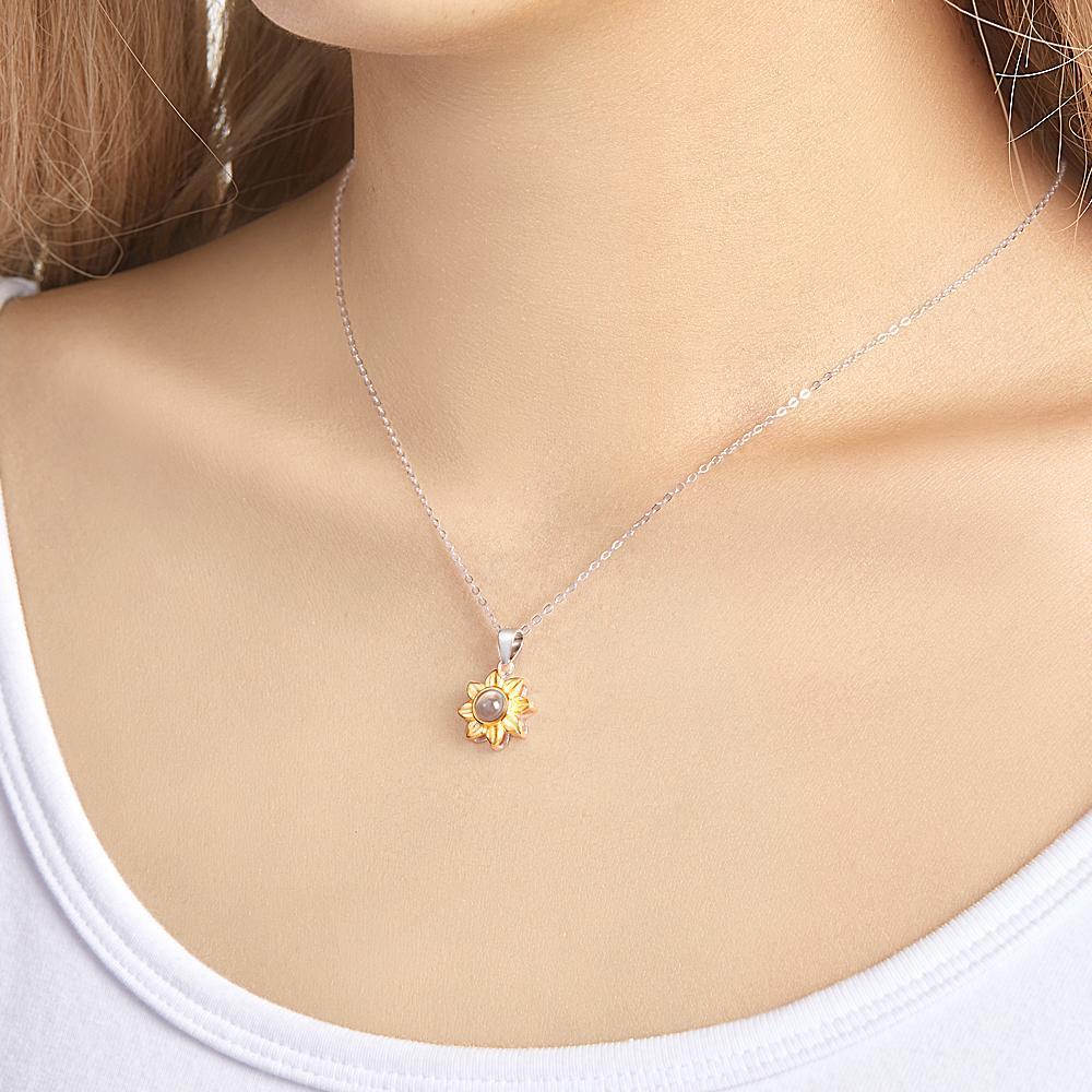 Collana Personalizzata Per Proiezione Di Foto Regali Squisiti Con Fiori Di Sole - tuacollananome