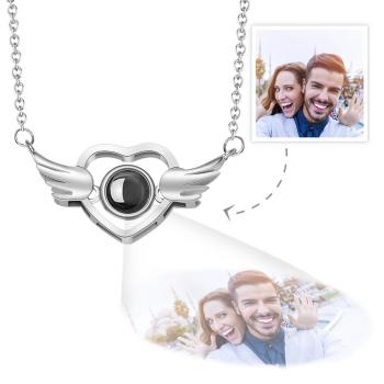 Regali Commemorativi Con Collana Di Proiezione Personalizzata Con Foto Di Ali D'amore - tuacollananome