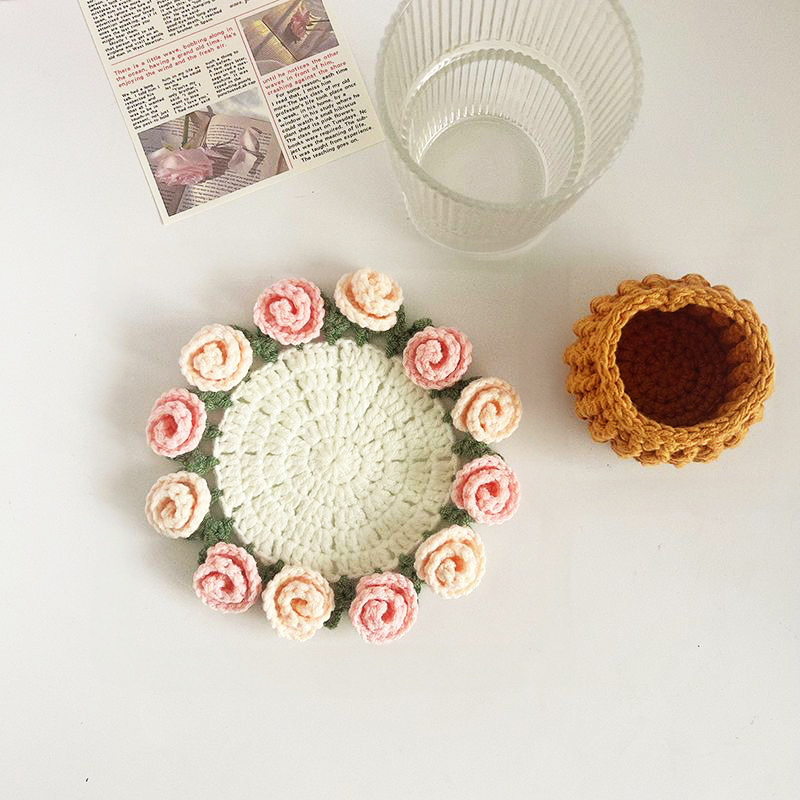 Regali Per La Mamma: Set Di Sottobicchieri Con Bouquet Di Rose All'uncinetto Fatti A Mano, Sottobicchieri Floreali Trasformabili E Decorazioni Per La Casa, Regalo Unico Ed Ecologico. - 