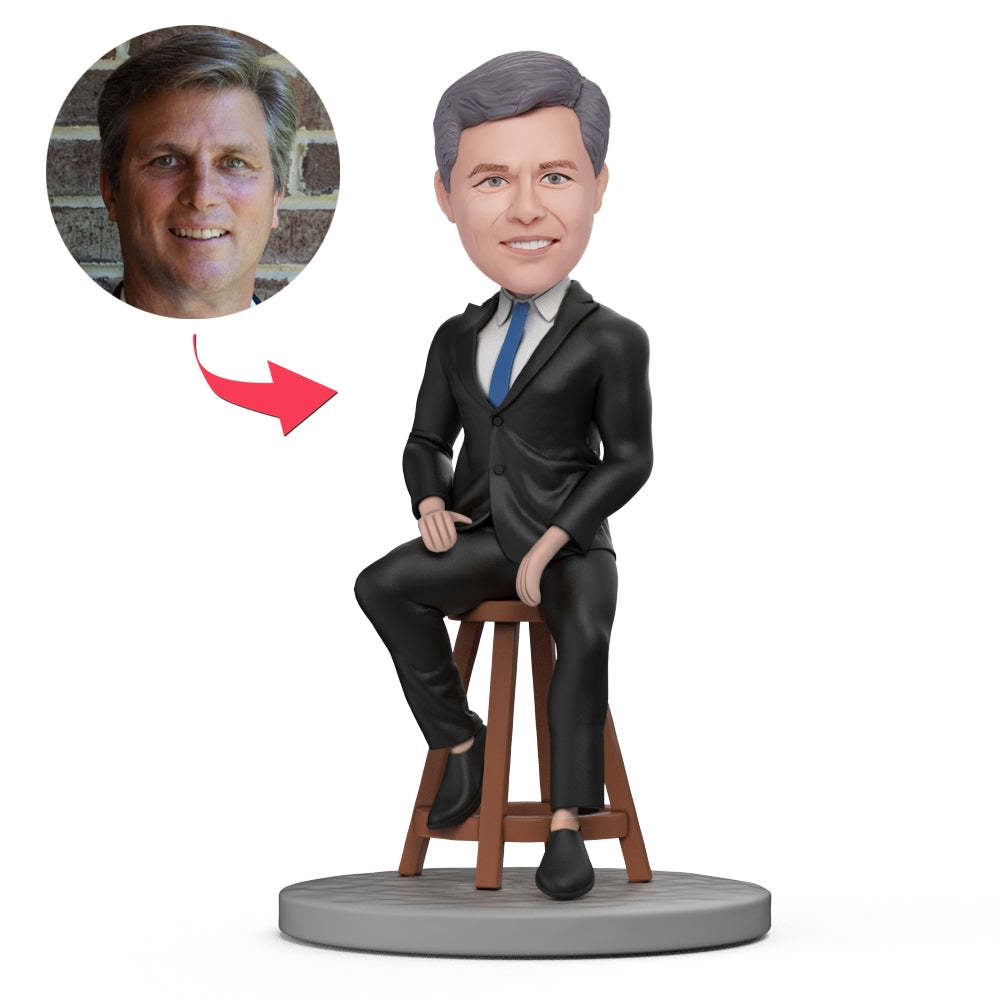 Costume Noir De Patron Masculin Assis Bobblehead Personnalisé Avec Texte Gravé - votrecollierprenomfr