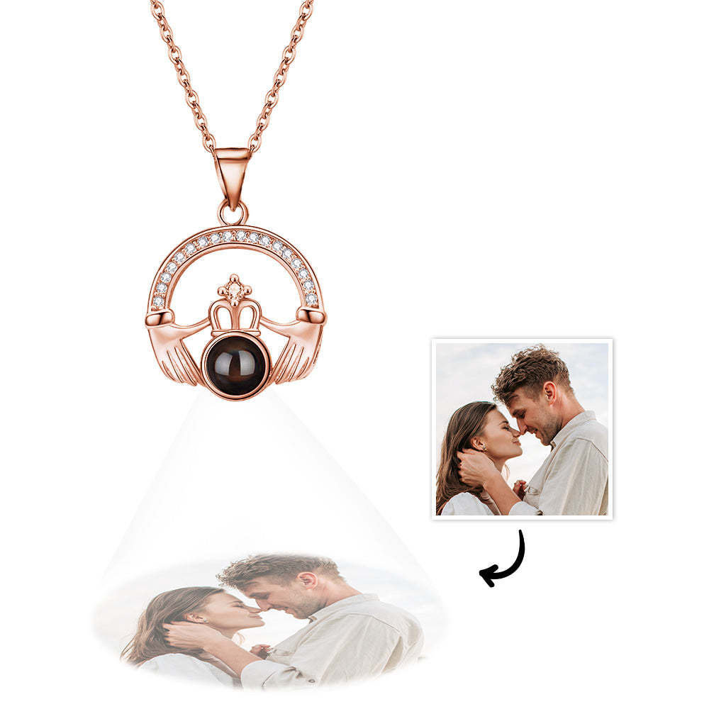 Collier De Projection Personnalisé, Couronne Avec Pendentif Des Deux Mains, Cadeau Pour Elle - votrecollierprenomfr