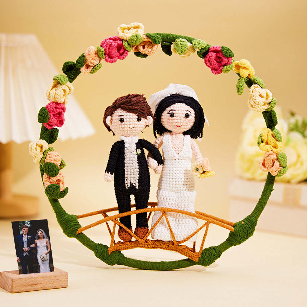 Poupée Au Crochet Personnalisée, Cadeaux Personnalisés, Mini Poupées Ressemblantes Faites À La Main, Couple De Mariage Avec Cercle De Fleurs - votrecollierprenomfr