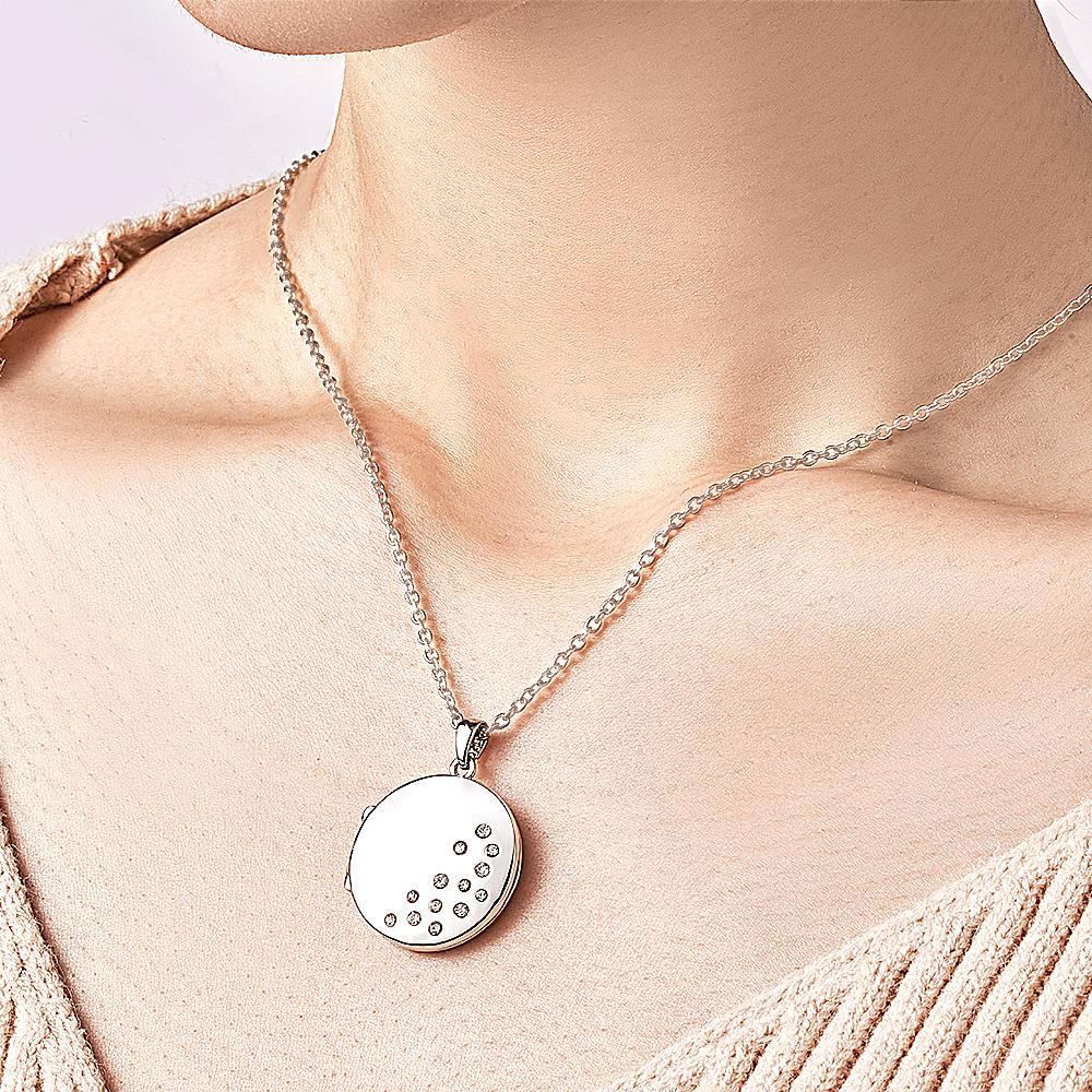 Collier Gravé Photo Personnalisé Médaillon Rond Cadeaux Uniques Page Personnalisés - votrecollierprenomfr