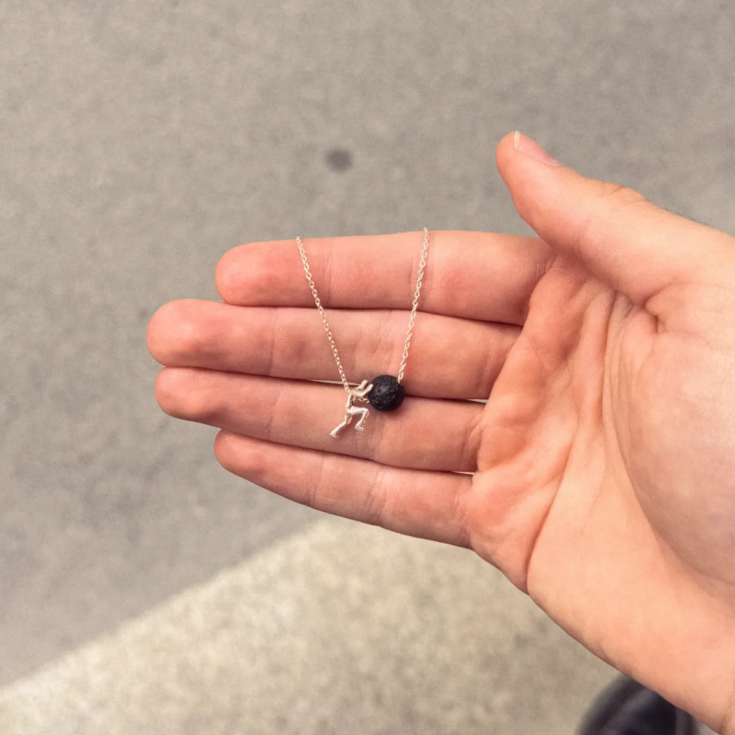 Collier Élégant Inspiré Des Perles Avec Un Motif De Poussée Humaine – Idée Cadeau Parfaite - votrecollierprenomfr