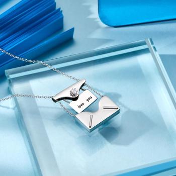 Collier De Lettre De Naissance D'enveloppe Gravée Avec Des Bijoux De Texte Cachés - votrecollierprenomfr