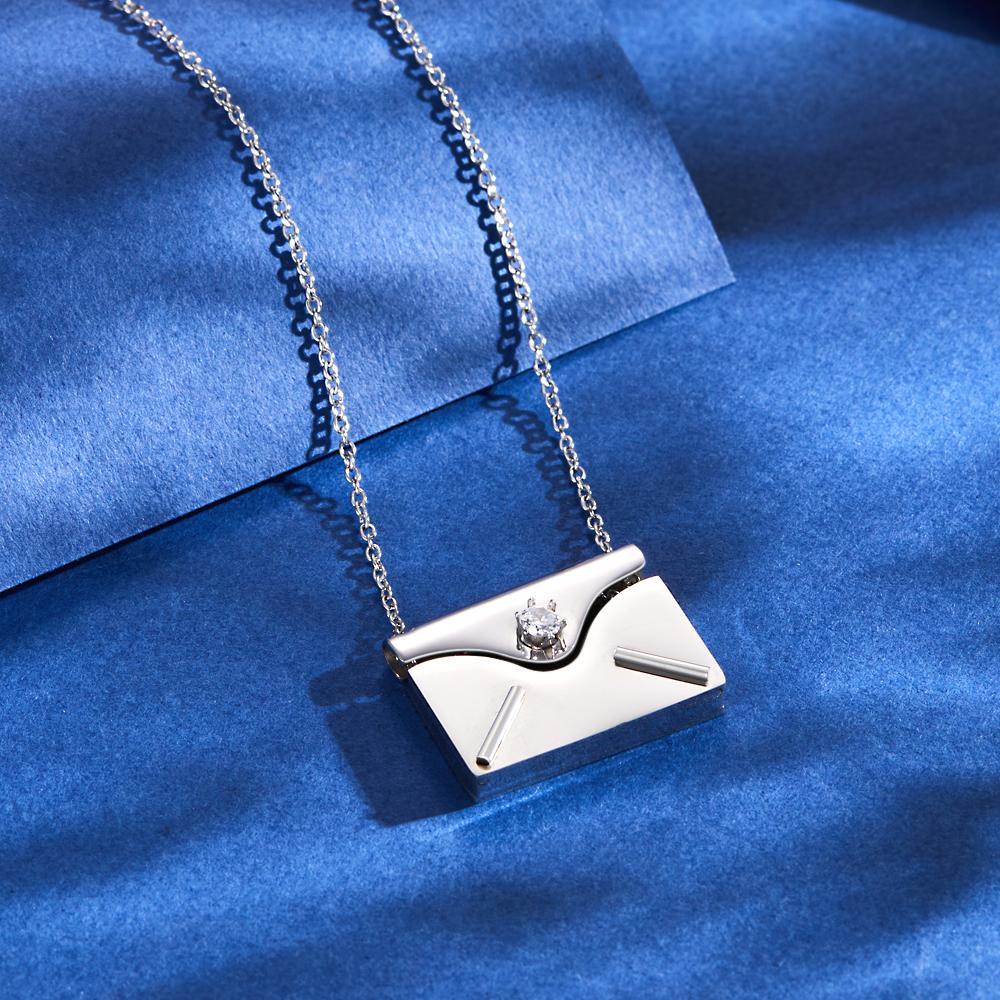 Collier De Lettre De Naissance D'enveloppe Gravée Avec Des Bijoux De Texte Cachés - votrecollierprenomfr