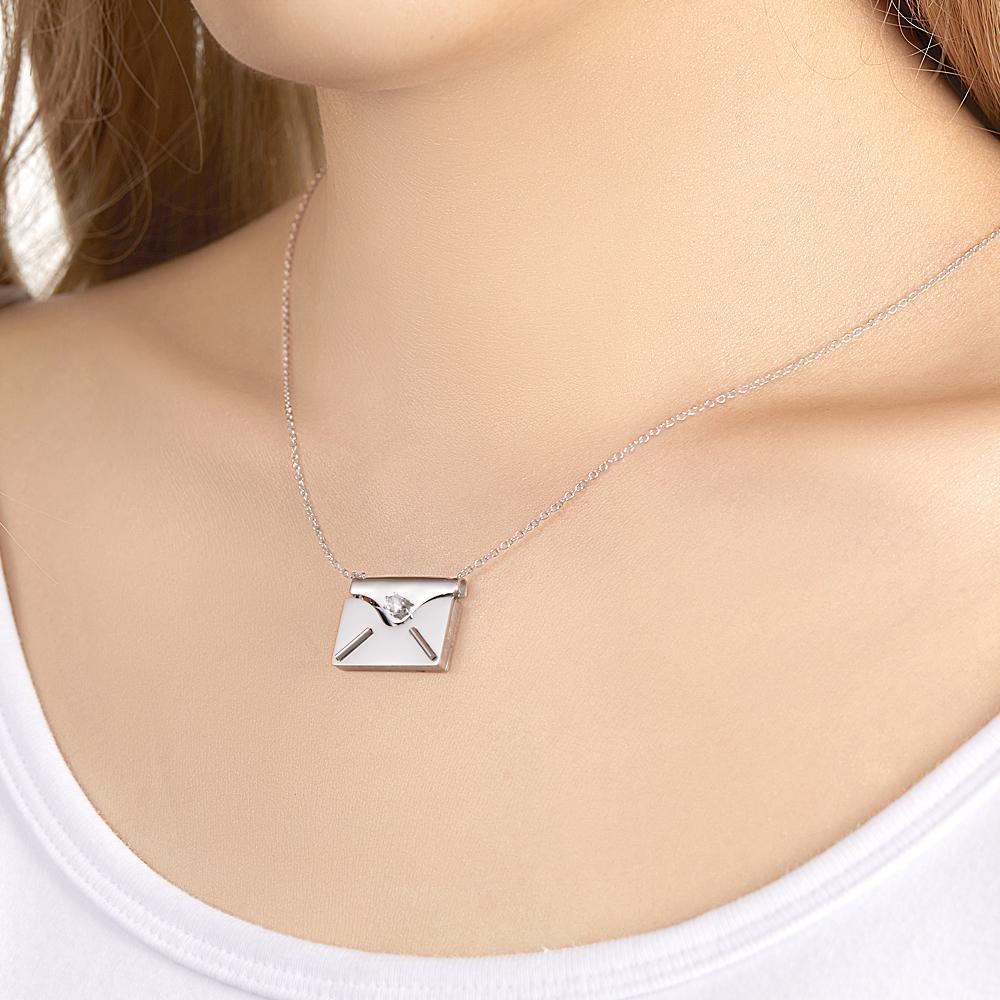 Collier De Lettre De Naissance D'enveloppe Gravée Avec Des Bijoux De Texte Cachés - votrecollierprenomfr
