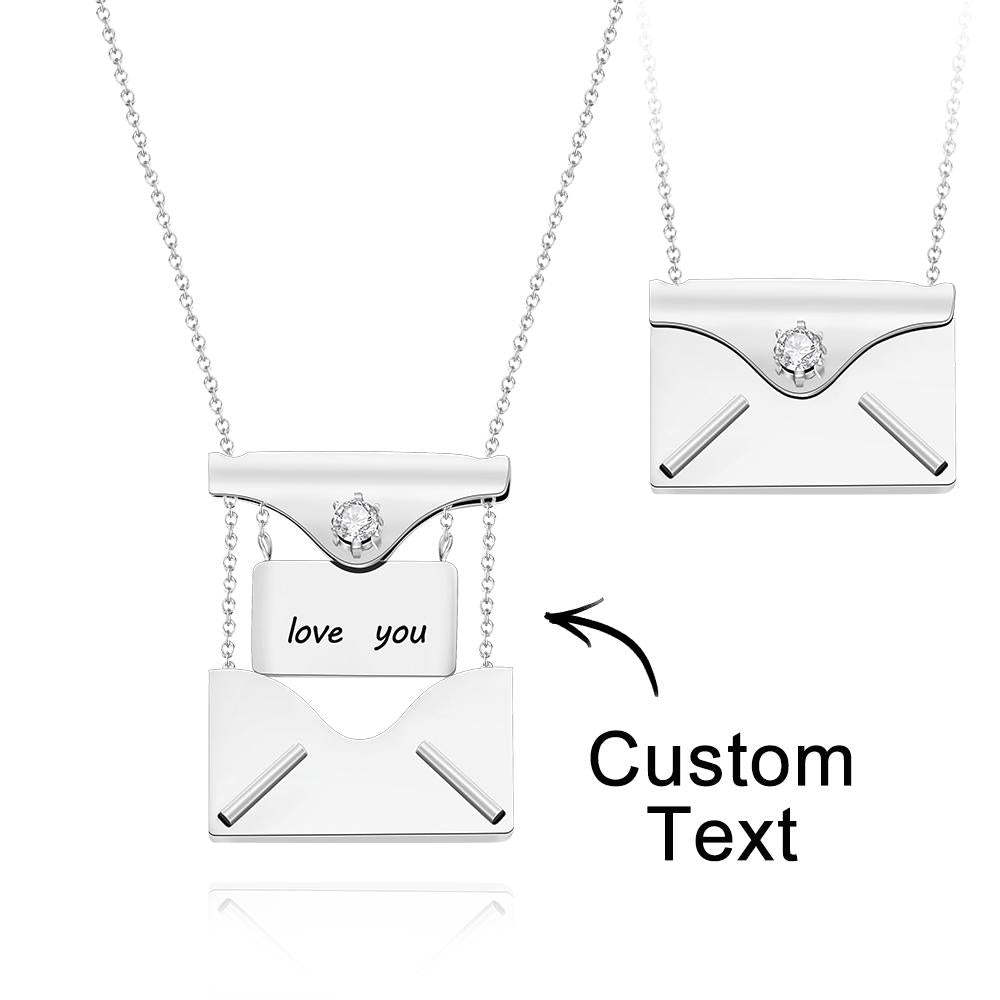 Collier De Lettre De Naissance D'enveloppe Gravée Avec Des Bijoux De Texte Cachés - votrecollierprenomfr