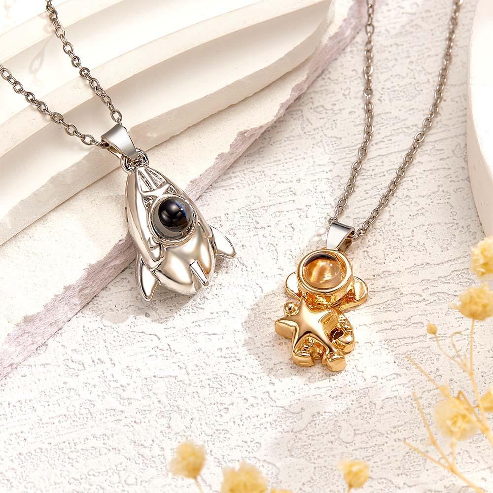 Collier De Couple À Projection Personnalisé, Cadeau Créatif D'astronaute - votrecollierprenomfr