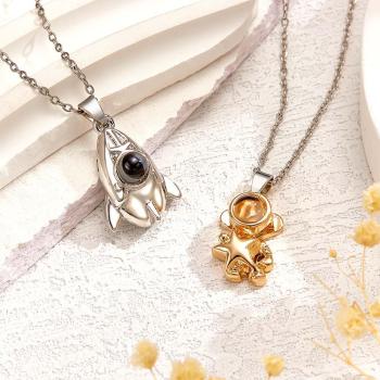 Collier De Couple À Projection Personnalisé, Cadeau Créatif D'astronaute - votrecollierprenomfr