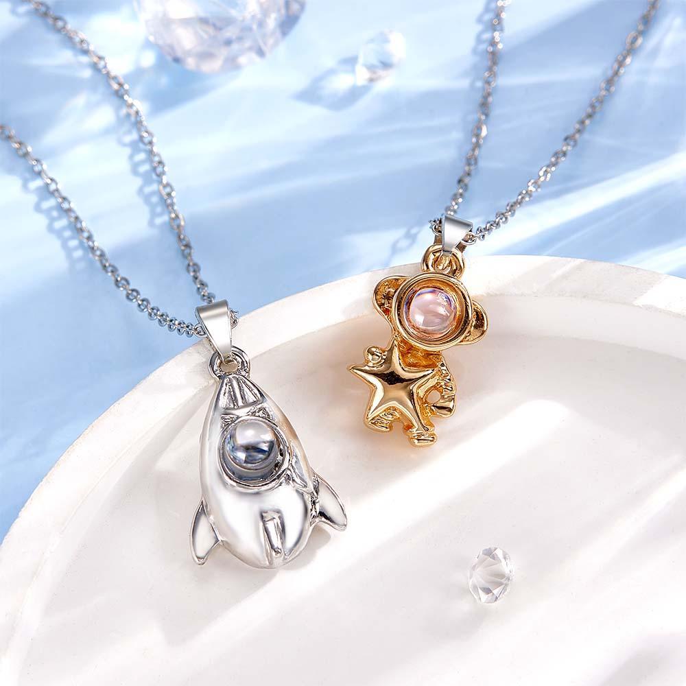Collier De Couple À Projection Personnalisé, Cadeau Créatif D'astronaute - votrecollierprenomfr