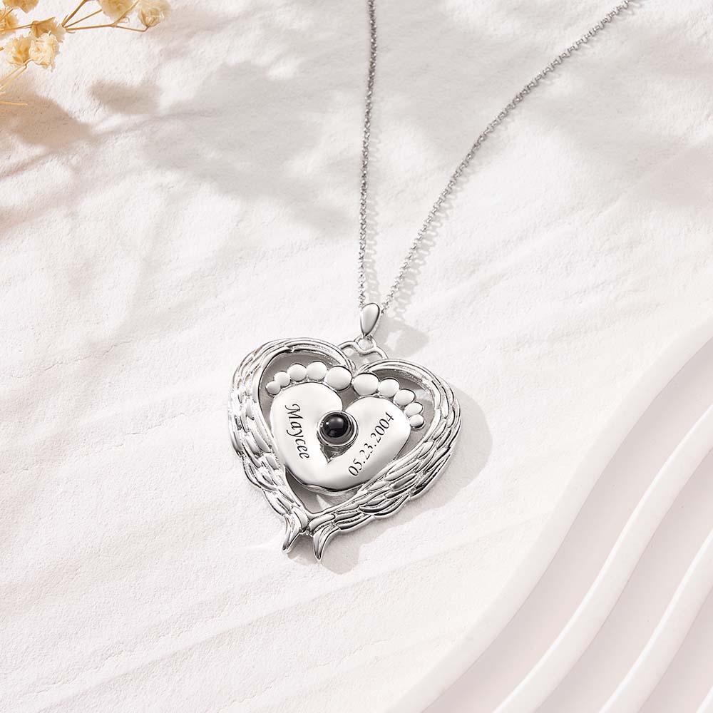 Collier Personnalisé Avec Nom De Projection, Ailes D'ange, Pieds De Bébé, Cadeau Pour Maman - votrecollierprenomfr