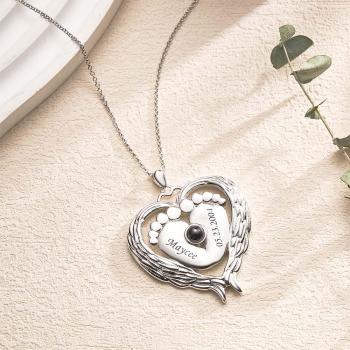 Collier Personnalisé Avec Nom De Projection, Ailes D'ange, Pieds De Bébé, Cadeau Pour Maman - votrecollierprenomfr
