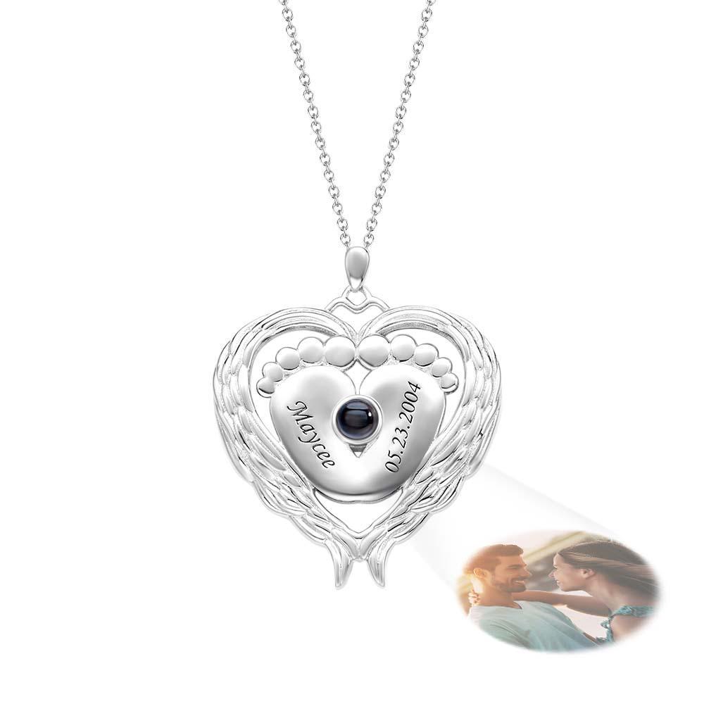 Collier Personnalisé Avec Nom De Projection, Ailes D'ange, Pieds De Bébé, Cadeau Pour Maman - votrecollierprenomfr