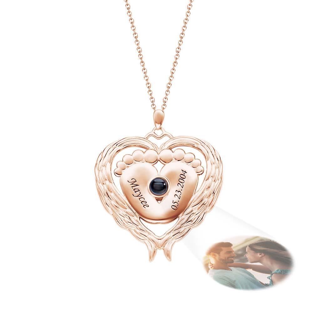 Collier Personnalisé Avec Nom De Projection, Ailes D'ange, Pieds De Bébé, Cadeau Pour Maman - votrecollierprenomfr