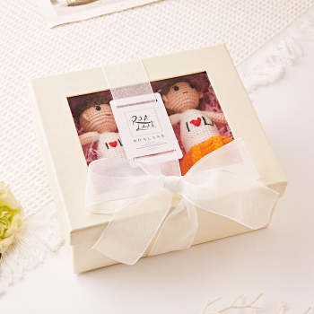 Coffret Cadeau Blanc Pour Poupées Au Crochet - votrecollierprenomfr