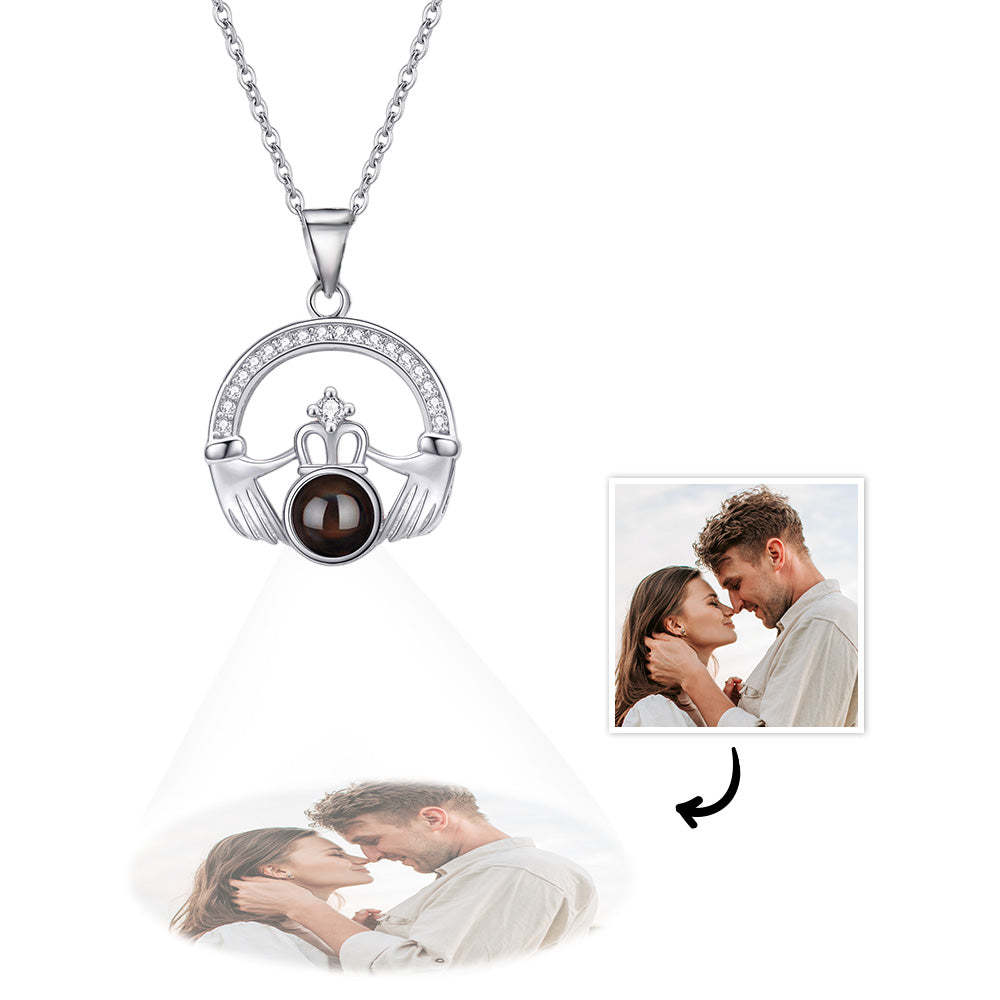 Collier De Projection Personnalisé, Couronne Avec Pendentif Des Deux Mains, Cadeau Pour Elle - votrecollierprenomfr