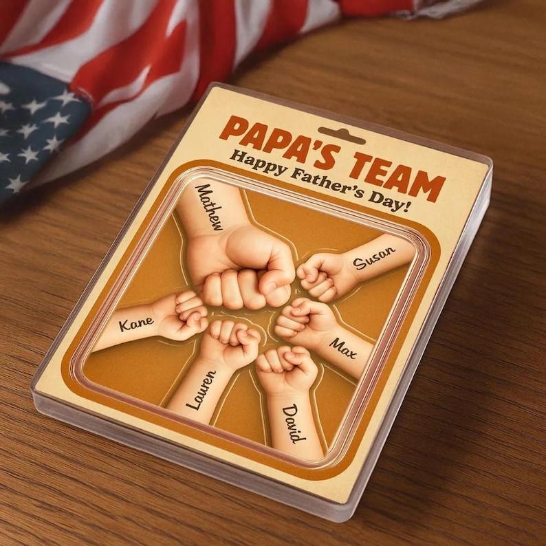 Daddy Team Fist Bump Custom Figure Plaque De Bloc Acrylique Personnalisée, Cadeau Personnalisé De La Fête Des Pères Pour Les Papas, Mari, Idée Cadeau Pour Papa - votrecollierprenomfr