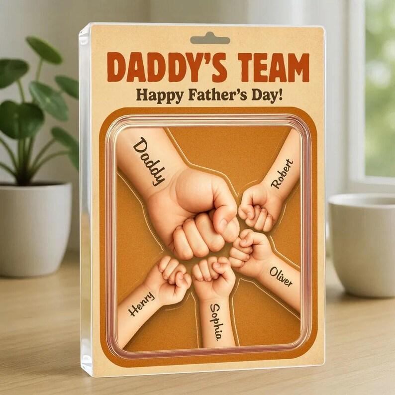 Daddy Team Fist Bump Custom Figure Plaque De Bloc Acrylique Personnalisée, Cadeau Personnalisé De La Fête Des Pères Pour Les Papas, Mari, Idée Cadeau Pour Papa - votrecollierprenomfr
