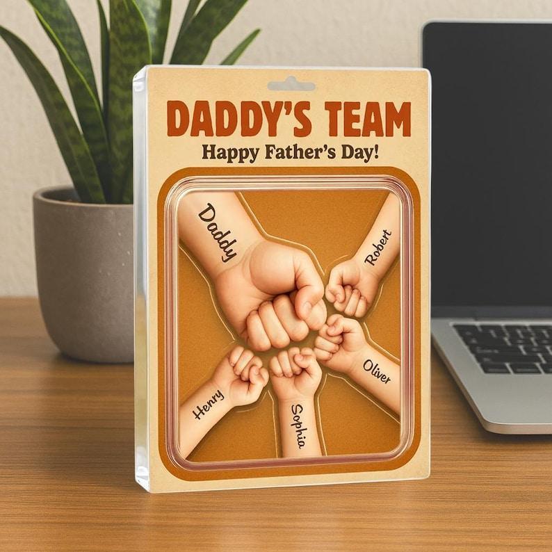 Daddy Team Fist Bump Custom Figure Plaque De Bloc Acrylique Personnalisée, Cadeau Personnalisé De La Fête Des Pères Pour Les Papas, Mari, Idée Cadeau Pour Papa - votrecollierprenomfr