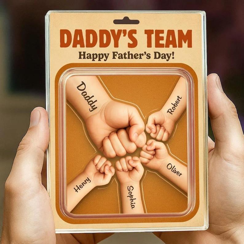 Daddy Team Fist Bump Custom Figure Plaque De Bloc Acrylique Personnalisée, Cadeau Personnalisé De La Fête Des Pères Pour Les Papas, Mari, Idée Cadeau Pour Papa - votrecollierprenomfr