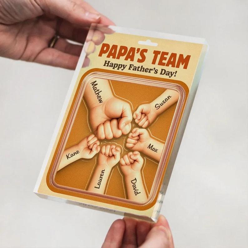 Daddy Team Fist Bump Custom Figure Plaque De Bloc Acrylique Personnalisée, Cadeau Personnalisé De La Fête Des Pères Pour Les Papas, Mari, Idée Cadeau Pour Papa - votrecollierprenomfr