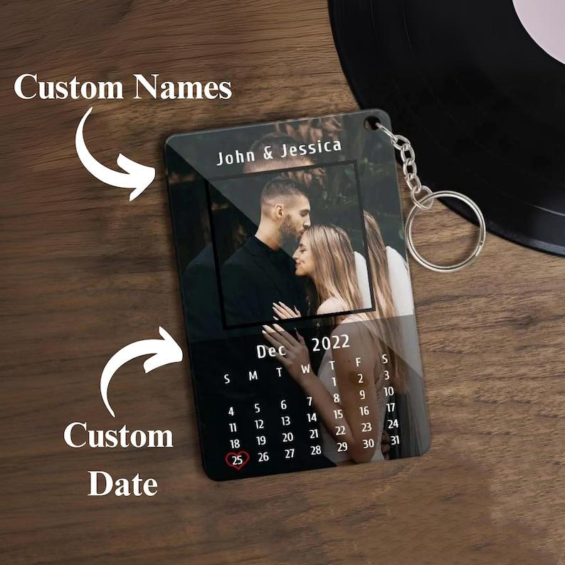 Porte-clés Calendrier Personnalisé En Acrylique Avec Photo Et Date - Souvenir De Mariage - Cadeau D'anniversaire - votrecollierprenomfr