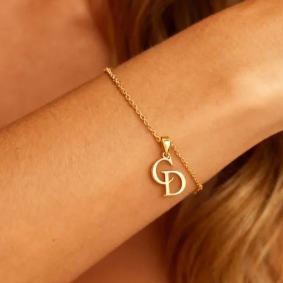 Bracelet Personnalisé Avec Double Initiale – Deux Lettres, Un Lien, Symbole D'amour Et De Connexion. Cadeau Pour Elle. - votrecollierprenomfr