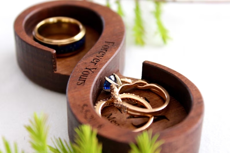 Porte-alliances Personnalisé Pour Fiançailles - Porte-alliances En Bois Personnalisé Pour Couples, Cadeaux De Jeunes Mariés, Fiançailles, Mariage Et Anniversaires - votrecollierprenomfr