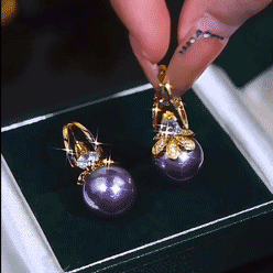 高級天然深海貝珠耳環，質感高級還不撞款，珠層瑩潤有光澤，誰戴誰好看