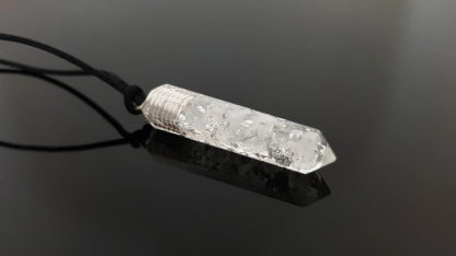 925 シルバーのオルゴン オルゴナイト スパイラル コイル付きホワイト クリア クォーツ ペンダント。集中力、瞑想の浄化、負のエネルギーからの保護に。
