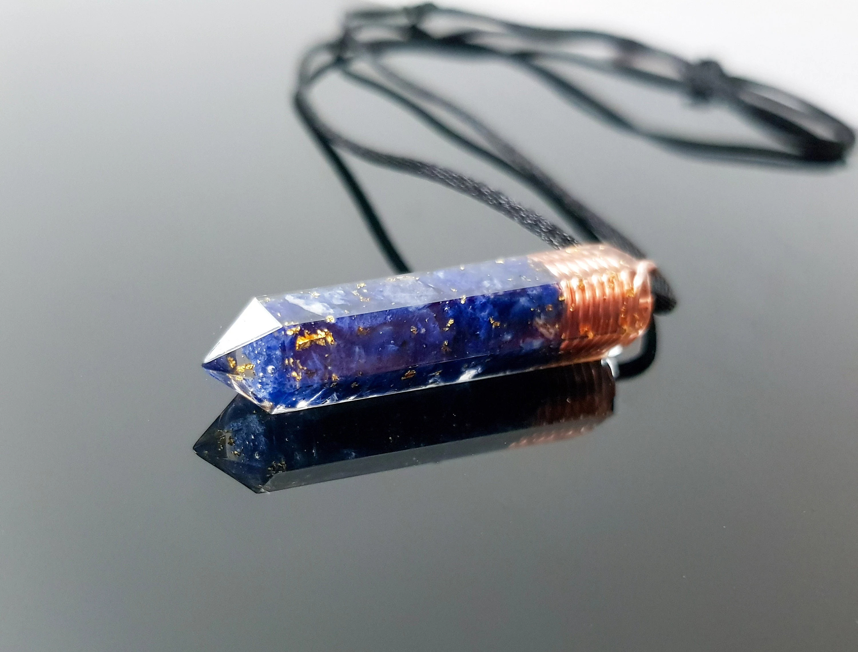 ソーダライト オルゴン ネックレス オルゴナイト ペンダント 24K ゴールド フレークと銅、チャクラ ヒーリング、強力な第三の目を開くお守り、顕現