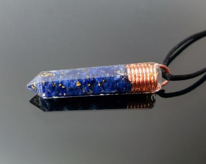 ソーダライト オルゴン ネックレス オルゴナイト ペンダント 24K ゴールド フレークと銅、チャクラ ヒーリング、強力な第三の目を開くお守り、顕現