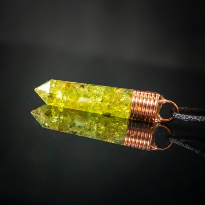 ペリドット オルゴナイト ペンダント 24K ゴールド、喜びと幸福のお守り、幸運のお守り、オリーブ グリーン オルゴン ネックレス