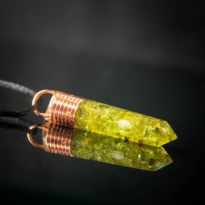 ペリドット オルゴナイト ペンダント 24K ゴールド、喜びと幸福のお守り、幸運のお守り、オリーブ グリーン オルゴン ネックレス