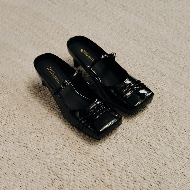 Golden square-toe slippers
