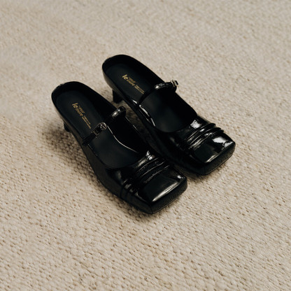 Golden square-toe slippers