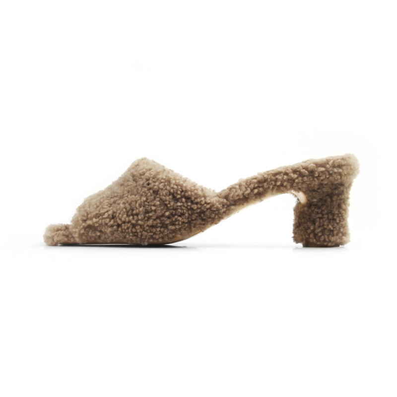 simple fur slippers